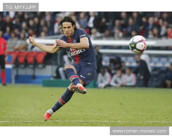 卡瓦尼助力球队表现稳健，重返胜利轨道引发关注