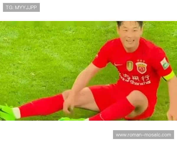 武磊比赛场上拼到断气，赛后穿拖鞋溜街那画风，怎么看都不搭调啊？